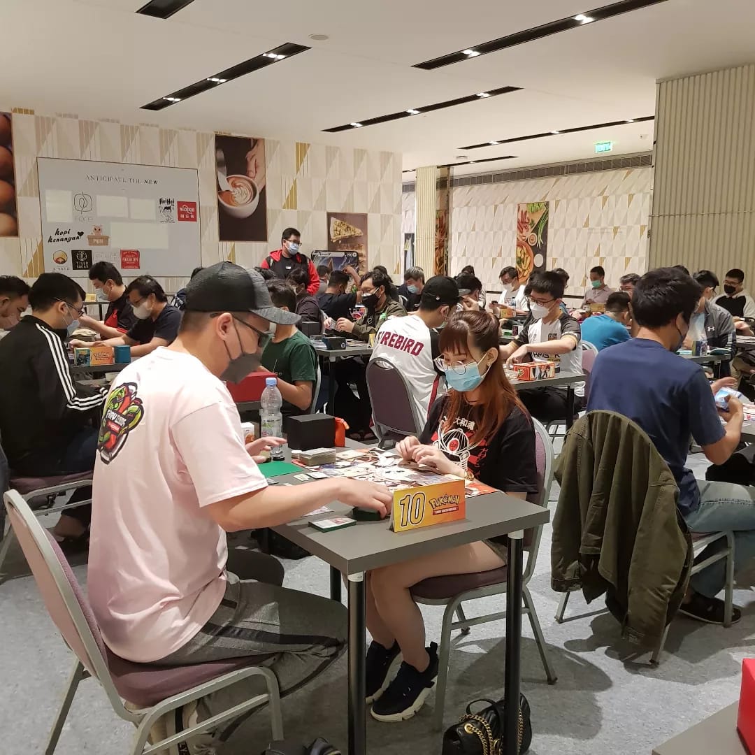 MalTamanAnggrek's tweet photo. Hi Trainers!

Keseruan Pokemon Turnamen di The Kitchen Area. Banyak hadiah menarik loh! Mulai dari ewallet, booster box, sampai mystery prize! Turnamen dimulai tanggal 22 – 23 Oktober 2022.

#AyoMainPokemon
#RegionalLeague
#MalTamanAnggrek
#KartuPokemon https://t.co/6kBzBKkB9L