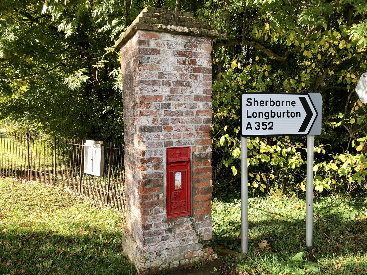 LynnsWaffles's tweet photo. 📮A super Victorian #Postbox at #Holnest #Sherborne #Dorset
Just outside Holnest Lodge along the A352📮
Photos taken 20.10.2022📮
Lovely for #PostboxSaturday https://t.co/24jPmtap7N