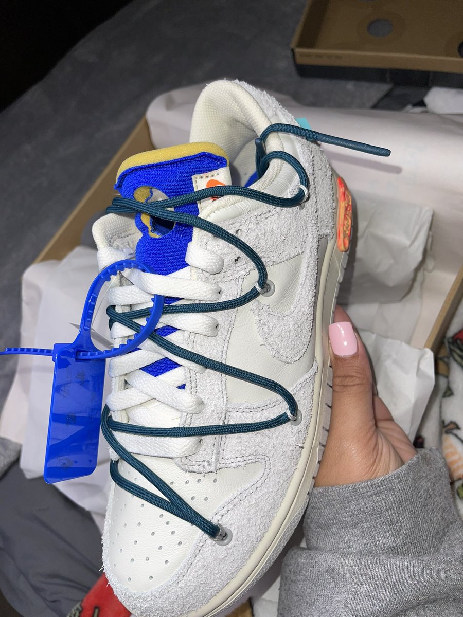 MoniqueDesiree_'s tweet photo. Still haven’t worn these 🥺🤧 they are just too beautiful 🤷🏽‍♀️🔥😂 #OffWhiteDunks https://t.co/ug3vuCbF56