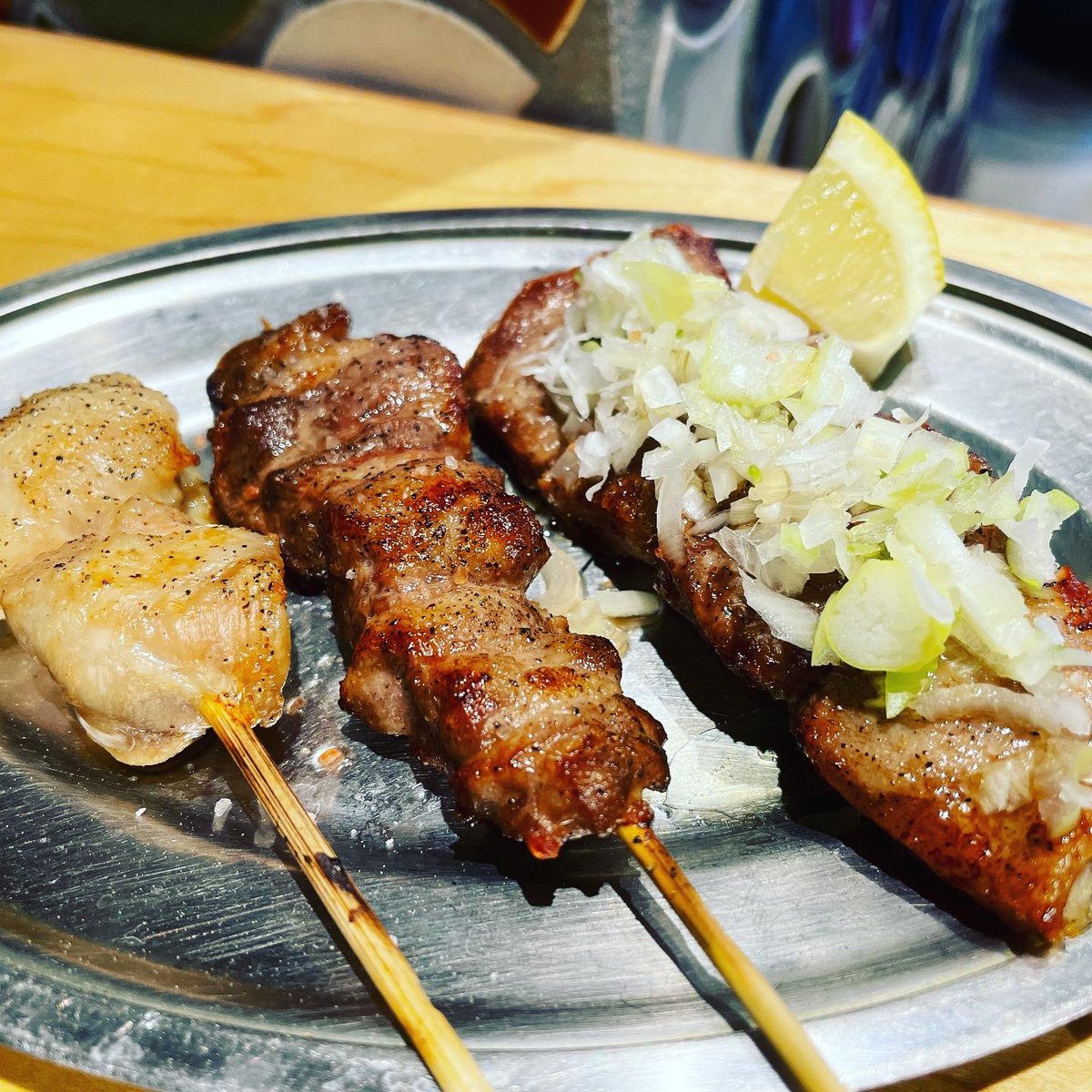 昨日も沢山のご来店誠にありがとうございます😊
本日も希少部位3種類ご用意しました。
ねぎ塩上タン　　220円
タンすじ　　　　180円
ジャンボソリレス220円
大人気のソリレスを堪能していただきたいのでジャンボ串にしました😄
ご来店お待ちしてます😄
#しまどん #町田居酒屋 #焼売 #町田焼き鳥