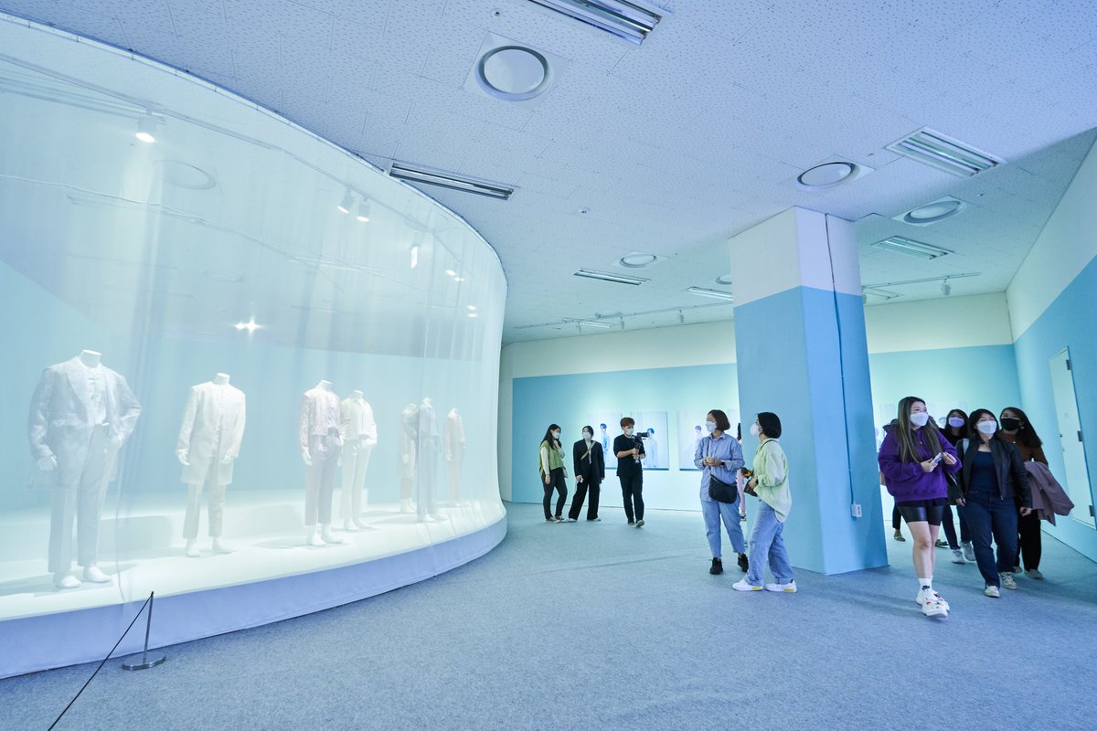 riika77823706's tweet photo. BTS EXHIBITION Proof韓国釜山展示会会場の
写真が公開されました!
すごい!!東京もこんな感じかな??
写真はこちら⬇️
https://t.co/j1SNFKtGLk
#BTS #BTSARMY #proof展示会 #BTSEXHIBITIONProof #BTS_Proof https://t.co/FjBsatF5Hh