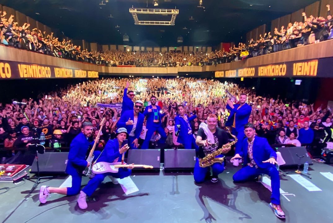 MartinCaligaris's tweet photo. Así o más feliz? 
Dicen que la nostalgia es el precio que pagamos por vivir momentos inolvidables!!! 
Me voy con el corazón lleno de alegría… Aunque solo me faltaría saber en qué momento voy a volver a Colombia 🇨🇴 https://t.co/jbGVZJVOq4