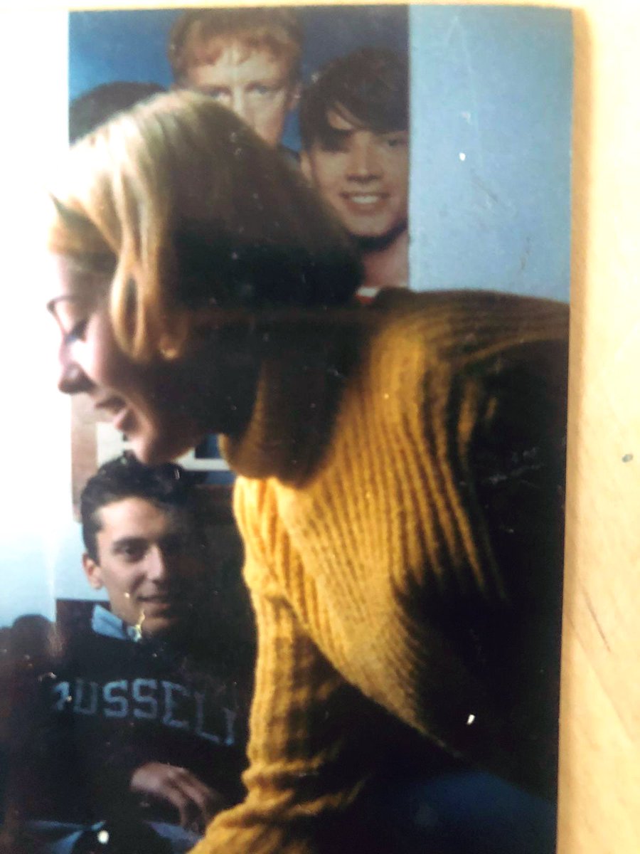 CremoniniCesare's tweet photo. Il 22 ottobre 1999, 23 anni fa, #50Special arrivò al primo posto in classifica. Questa foto è stata scattata in una mattina di “fuga” da scuola nel 1997, l’anno in cui la scrissi.

La musica, le ragazze, il poster dei Blur. Sembra la locandina di un film. https://t.co/JJ4iD15EfS
