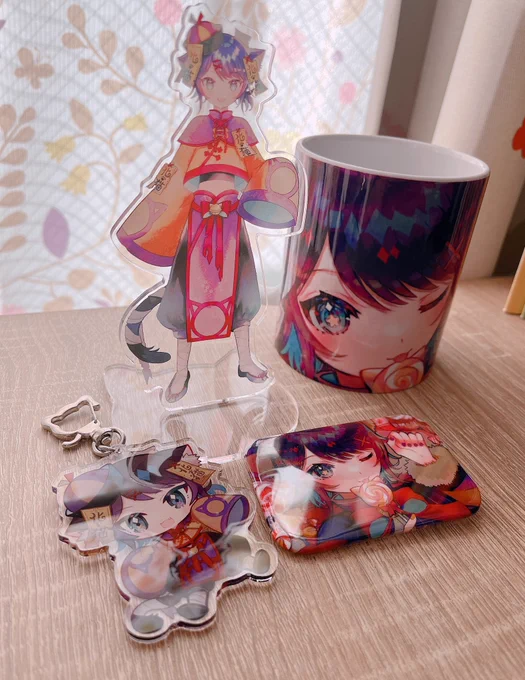 ろい君から返礼品届いてたー!!自分の絵がいっぱいでちょっと照れる、大事にします 