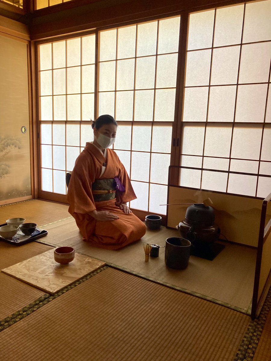 atct44's tweet photo. 自宅にてお茶会開催しました✋
炉を切りましたが今回は電気の炉でお湯暖めながらのお茶会でした^_^

午後はお手伝いでお茶を運ぶ役したので焦りました。

３０年前少しだけ会社の行事でお茶を習って居ましたが全く覚えてませんでした。

#大工でテノール
#燕三条三日月うさぎ
#Orangeplus https://t.co/EnQWJCgUQu