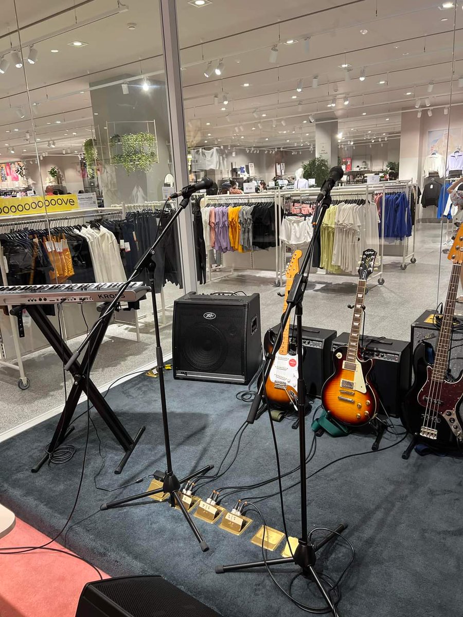 cosmicmatterss's tweet photo. วันนี้เรามีเล่นที่ h&amp;m สาขา centralworld เวลา 17.00-18.00 เป็นโชว์สุดท้ายของเดือนของพวกเรา อย่าลืมแวะมาทักทายกันได้ครับผม https://t.co/m44V0a1eoC