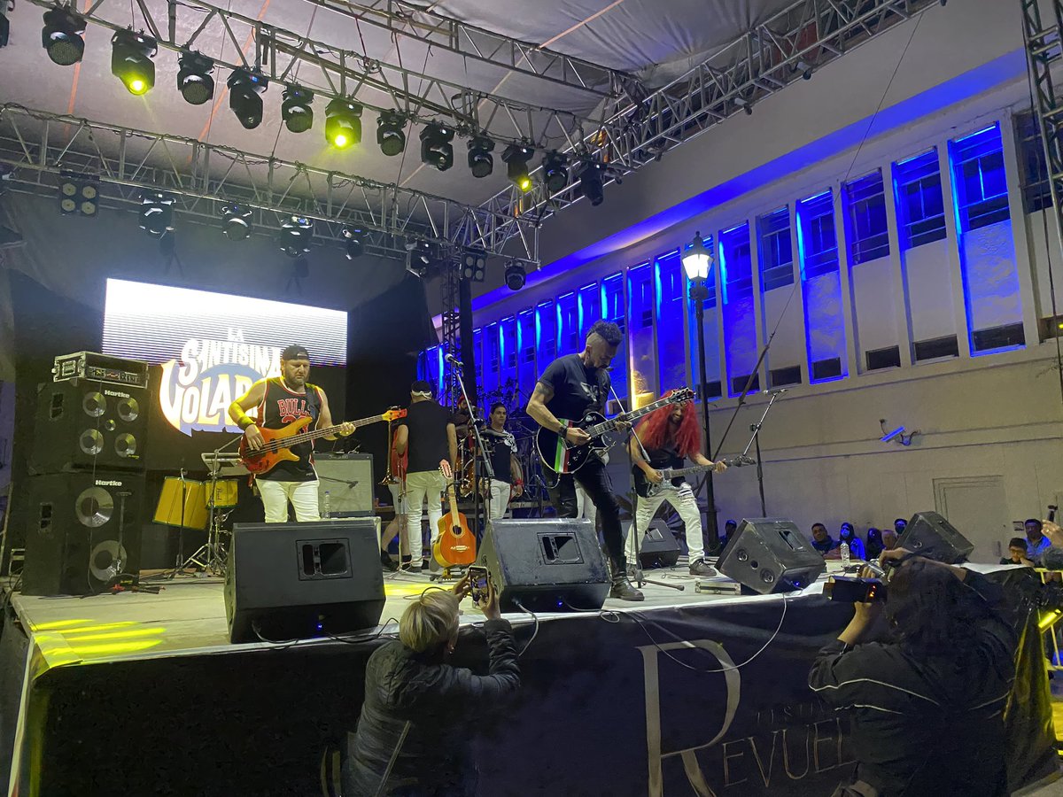 ¿Te imaginas la fusión entre La Santísima Voladora y Sergio Arau? En el #FestivalRevueltas todo es posible. Juntos  hicieron vibrar de #Ska, #Cumbia, #Rock y mucho #Sabor esta noche el Corredor Constitución en #Durango. Con alegría este #FinDeSemana #VuelveLaLuz <a href="/EVillegasV/">Esteban Villegas V.</a>