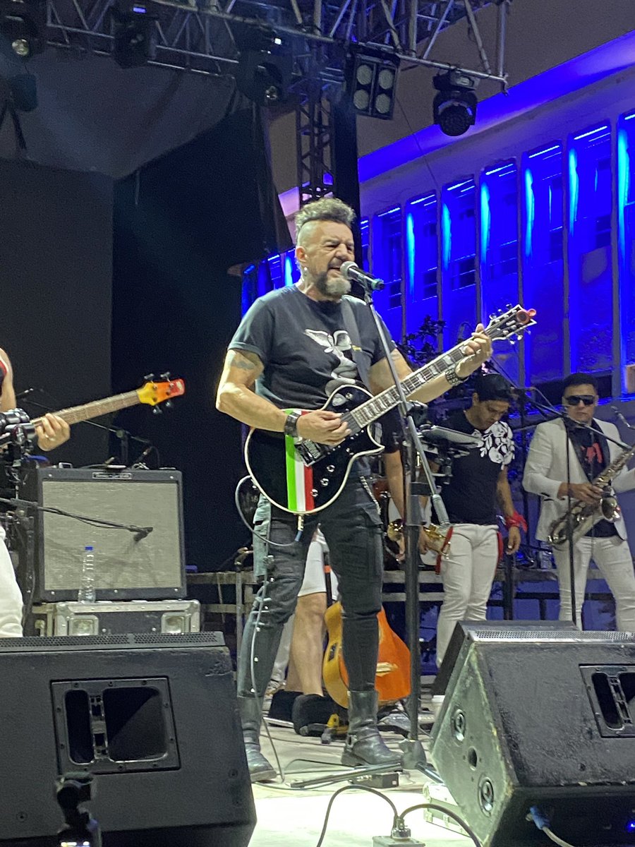 RevueltasDgo's tweet photo. ¿Te imaginas la fusión entre La Santísima Voladora y Sergio Arau? En el #FestivalRevueltas todo es posible. Juntos  hicieron vibrar de #Ska, #Cumbia, #Rock y mucho #Sabor esta noche el Corredor Constitución en #Durango. Con alegría este #FinDeSemana #VuelveLaLuz @EVillegasV https://t.co/kctj0cltY5