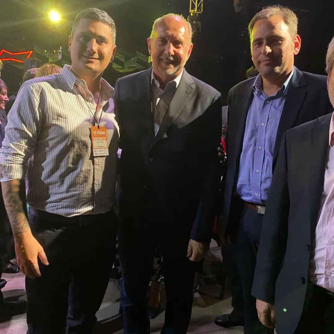KiosquerosDeRos's tweet photo. Visitamos la inauguración #fiar2022 junto al secretario de comercio provincial @JMAviano compartimos con colegas expositores entidades empresarias del sector el comercio y los servicios Experiencias e inquietudes referidas a los comercios de cercanía de la provincia de Santa fe . https://t.co/OTdALnGdNK