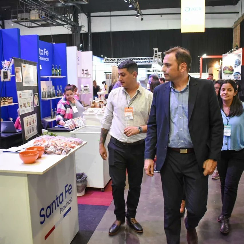 KiosquerosDeRos's tweet photo. Visitamos la inauguración #fiar2022 junto al secretario de comercio provincial @JMAviano compartimos con colegas expositores entidades empresarias del sector el comercio y los servicios Experiencias e inquietudes referidas a los comercios de cercanía de la provincia de Santa fe . https://t.co/OTdALnGdNK