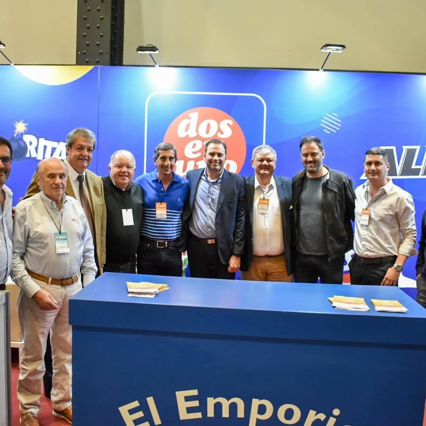 KiosquerosDeRos's tweet photo. Visitamos la inauguración #fiar2022 junto al secretario de comercio provincial @JMAviano compartimos con colegas expositores entidades empresarias del sector el comercio y los servicios Experiencias e inquietudes referidas a los comercios de cercanía de la provincia de Santa fe . https://t.co/OTdALnGdNK
