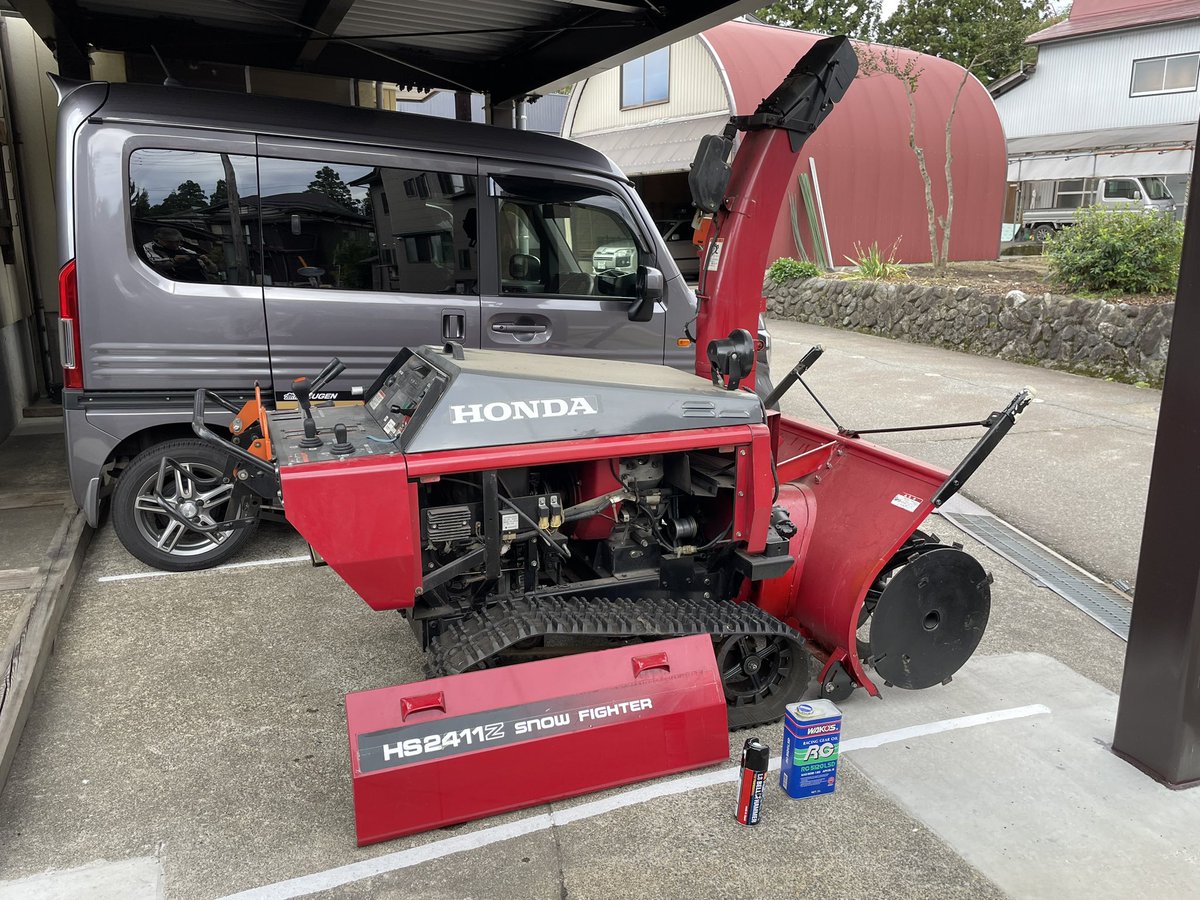 mskz1007's tweet photo. 冬の準備🔧
今年は大雪なんだってさ😥
明日はOCCMに〜🚙
#除雪機
#OCCM https://t.co/ZmBPA6xysM