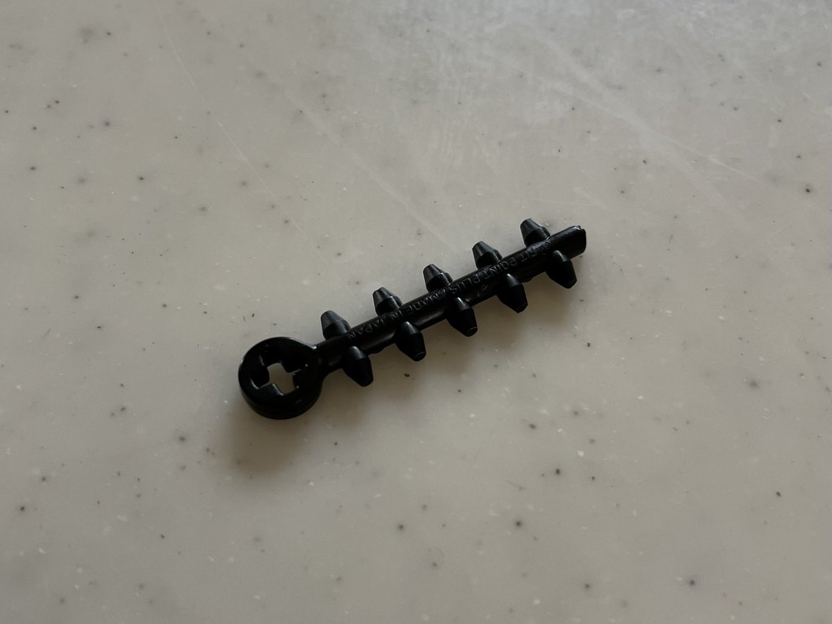 beta_tetsu's tweet photo. 使い終わったFit Point PLUSのランナーを加工してダーツケースに取付け。
箱だと割と嵩張るのよね。
#ダーツ #FitPointPLUS #フィットポイントプラス https://t.co/wTKDB7VLUr