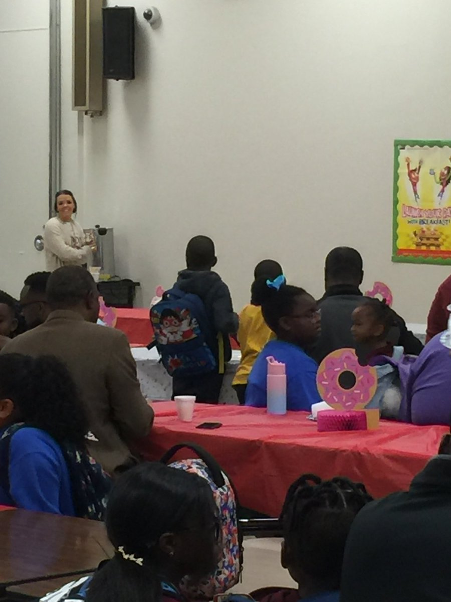 BrParkviewElem's tweet photo. Donuts with Dad or a VIP was a huge success! #ptorocks https://t.co/0xNAVdl0Jq
