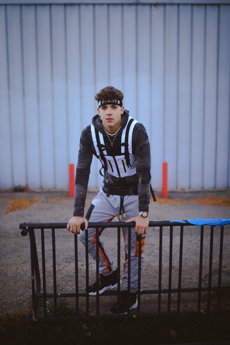 PMHSLitandLearn's tweet photo. Sammy. #sheehanigans #seniorpicseason https://t.co/BdFhINQa4e