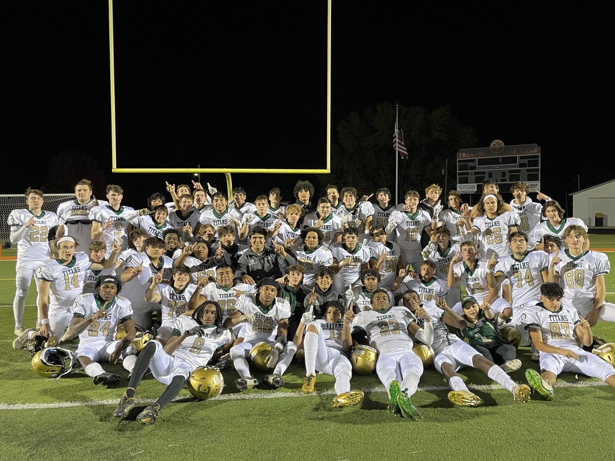 BoylanCatholic's tweet photo. #champs 
@Boylan_Football 
☝️🏈💚 https://t.co/d2JWG1P0xi
