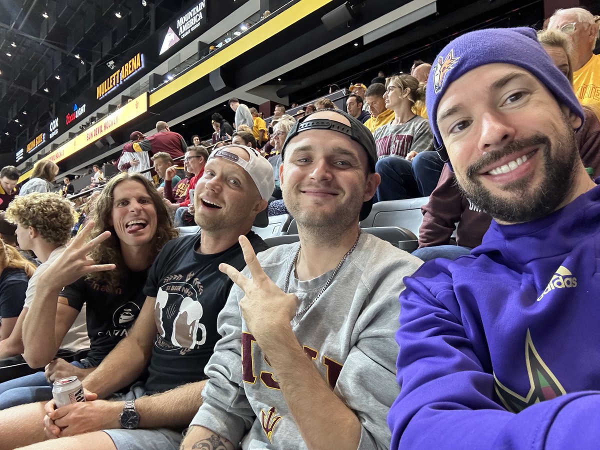 HanonHanonymous's tweet image. College Hockey is fun.