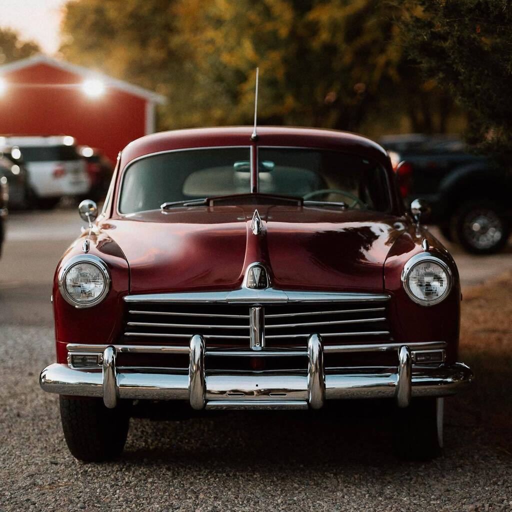 I will never complain when there’s a classic car at one of our weddings. This Hudson has been in Katelyn’s family for generations, with dozens of family members using it for their weddings. Incredible history.

#wearethebrauns instagr.am/p/CkABW4dDxQT/