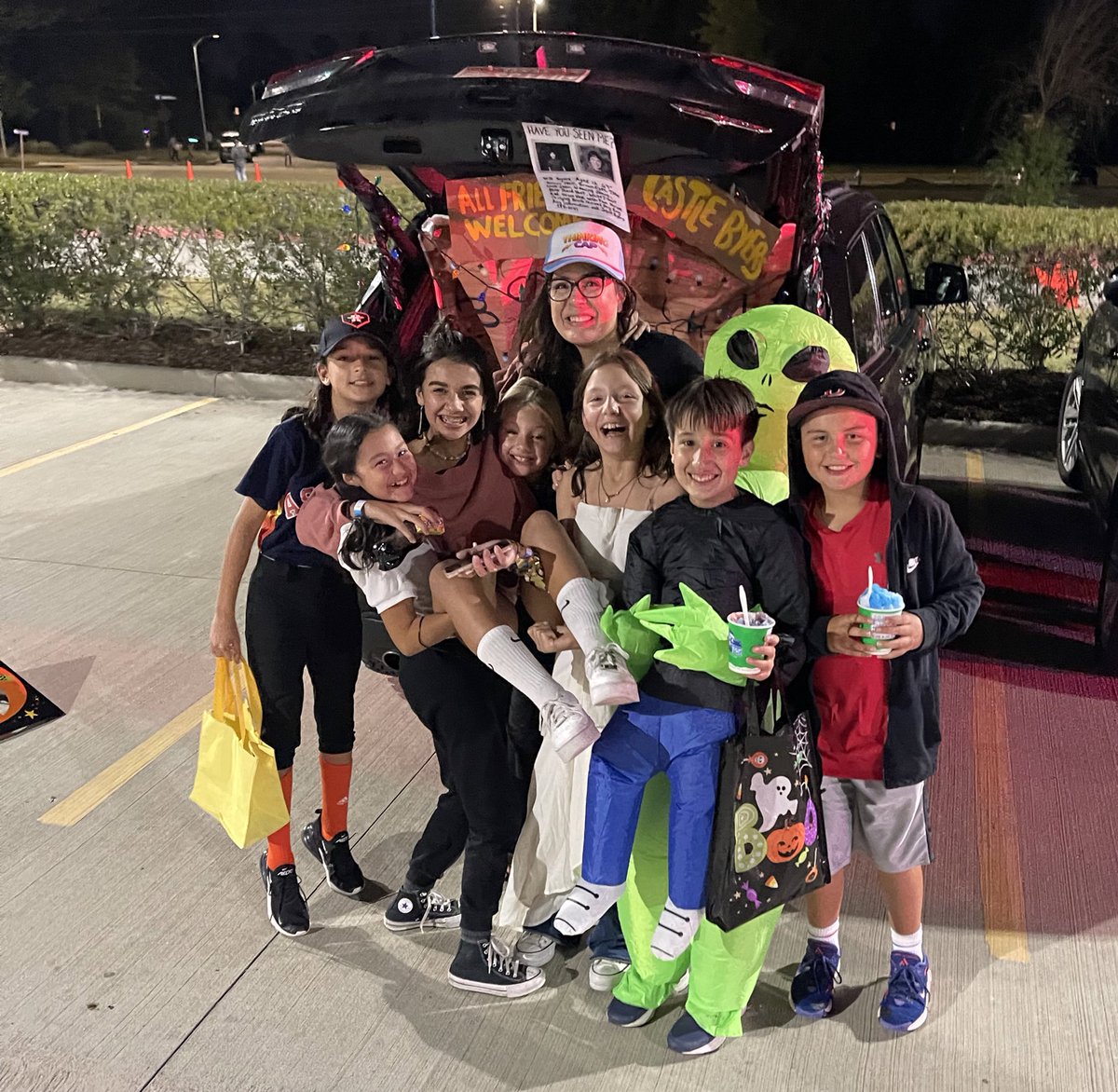 SaraYRodrigu3z's tweet photo. @HumbleISD_GE #TrunkOrTreat night was a success. I enjoyed handing out 🍭 🍬 taking 📸🤳🏻with my Ss and kiddos from all over the school 🤩 #StrangerThings trunk was a #Hit @Stranger_Things #AllFriendsWelcome #CastleBuyers #StuckInTheUpsideDown #ThinkingCap @Curllonangela https://t.co/MW7rRE4jlU