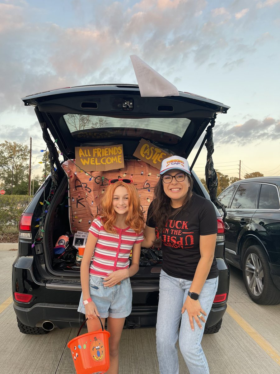 SaraYRodrigu3z's tweet photo. @HumbleISD_GE #TrunkOrTreat night was a success. I enjoyed handing out 🍭 🍬 taking 📸🤳🏻with my Ss and kiddos from all over the school 🤩 #StrangerThings trunk was a #Hit @Stranger_Things #AllFriendsWelcome #CastleBuyers #StuckInTheUpsideDown #ThinkingCap @Curllonangela https://t.co/MW7rRE4jlU