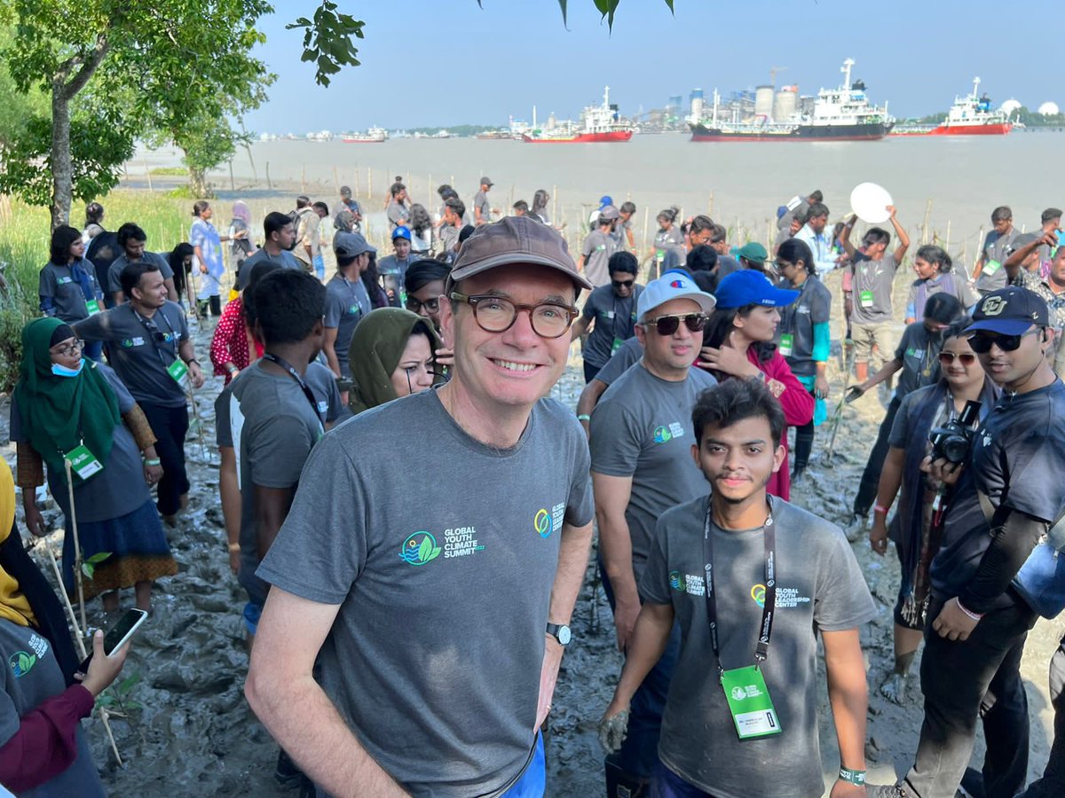 RCDicksonUK's tweet photo. Young people are key to tackling the ๐climate emergency. Great day joining the ๐ง๐ฉyouth activists of #GYCS planting mangroves in Dacope and seeing the locally led adaptation work of #BEDS, including better drinking water. Thanks @ejajahmad https://t.co/X1Hdev9gY4
