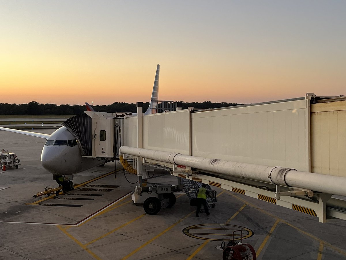 KaileyTracy's tweet photo. Airport sunset tonight at @FlyTPA 😍 On the way to Texas for @TroyKless and Hayley’s WEDDING!! 🥰 #Klessed https://t.co/eEFNunAbx7