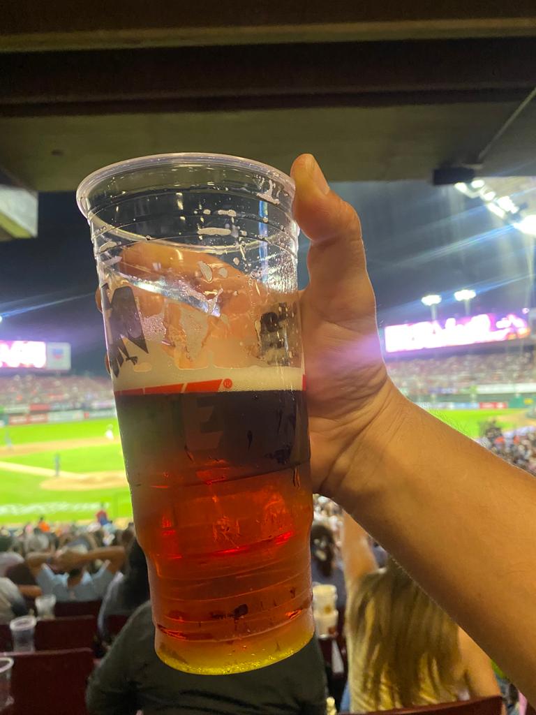 Raoulfr93's tweet photo. Si los vasos en el estadio tuvieran un costo extra, el desperdicio de plástico (en teoría) se vería reducido! 
#Reciclaje @clubtomateros https://t.co/6vLOm2YCtF