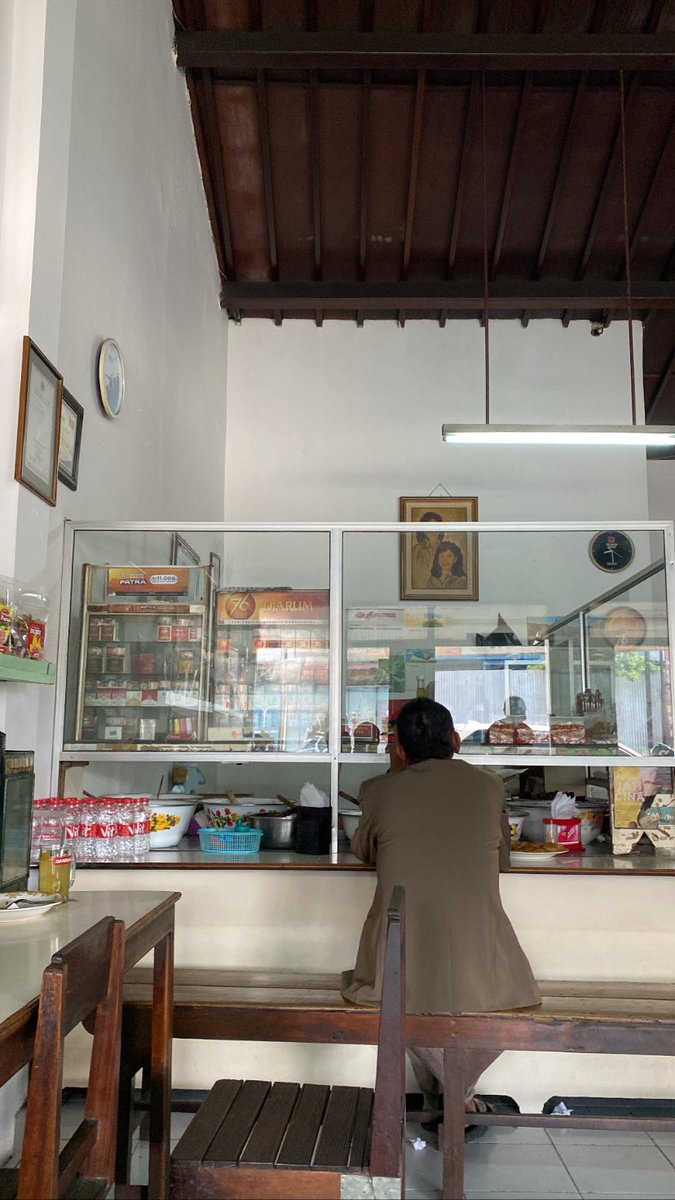 edicahyo's tweet photo. Hari ini sy pergi ke Kota Parakan, Temanggung, Jawa Tengah. Ini adalah kota kelahiran orang tua sy. Salah satu tempat makan yg wajib dikunjungi di Parakan adalah Bu Carik. Menjual brongkos sapi, krecek, opor ayam dsb. Suasanya hangat sekali dan rasanya tentu enak ✨😊 #parakan https://t.co/VLl0ULL7uX