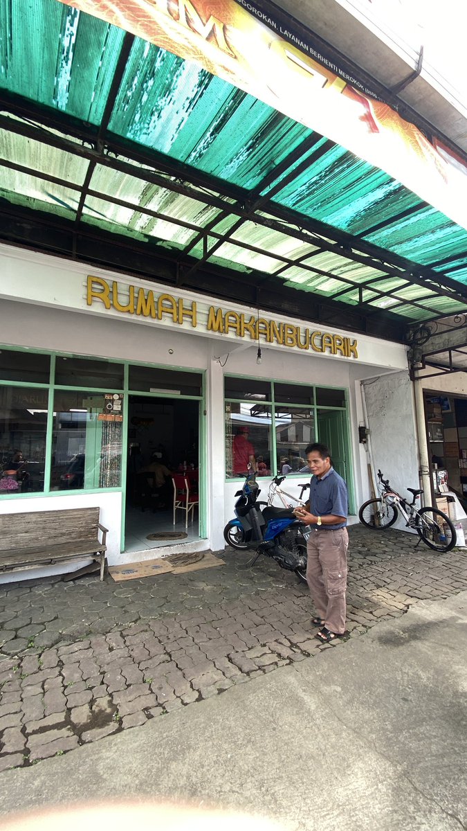 edicahyo's tweet photo. Hari ini sy pergi ke Kota Parakan, Temanggung, Jawa Tengah. Ini adalah kota kelahiran orang tua sy. Salah satu tempat makan yg wajib dikunjungi di Parakan adalah Bu Carik. Menjual brongkos sapi, krecek, opor ayam dsb. Suasanya hangat sekali dan rasanya tentu enak ✨😊 #parakan https://t.co/VLl0ULL7uX