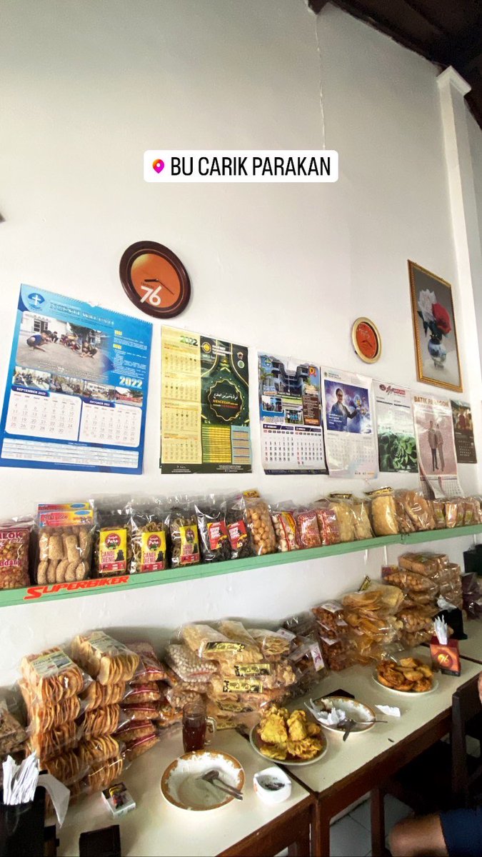 edicahyo's tweet photo. Hari ini sy pergi ke Kota Parakan, Temanggung, Jawa Tengah. Ini adalah kota kelahiran orang tua sy. Salah satu tempat makan yg wajib dikunjungi di Parakan adalah Bu Carik. Menjual brongkos sapi, krecek, opor ayam dsb. Suasanya hangat sekali dan rasanya tentu enak ✨😊 #parakan https://t.co/VLl0ULL7uX