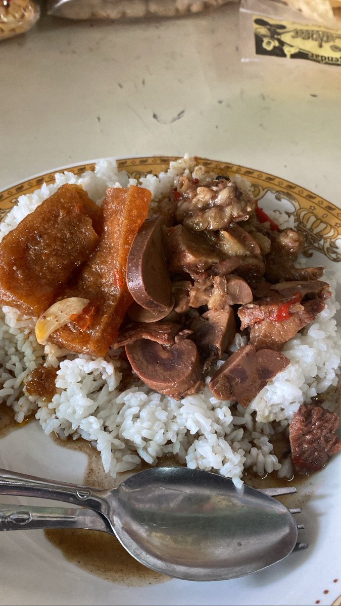 edicahyo's tweet photo. Hari ini sy pergi ke Kota Parakan, Temanggung, Jawa Tengah. Ini adalah kota kelahiran orang tua sy. Salah satu tempat makan yg wajib dikunjungi di Parakan adalah Bu Carik. Menjual brongkos sapi, krecek, opor ayam dsb. Suasanya hangat sekali dan rasanya tentu enak ✨😊 #parakan https://t.co/VLl0ULL7uX