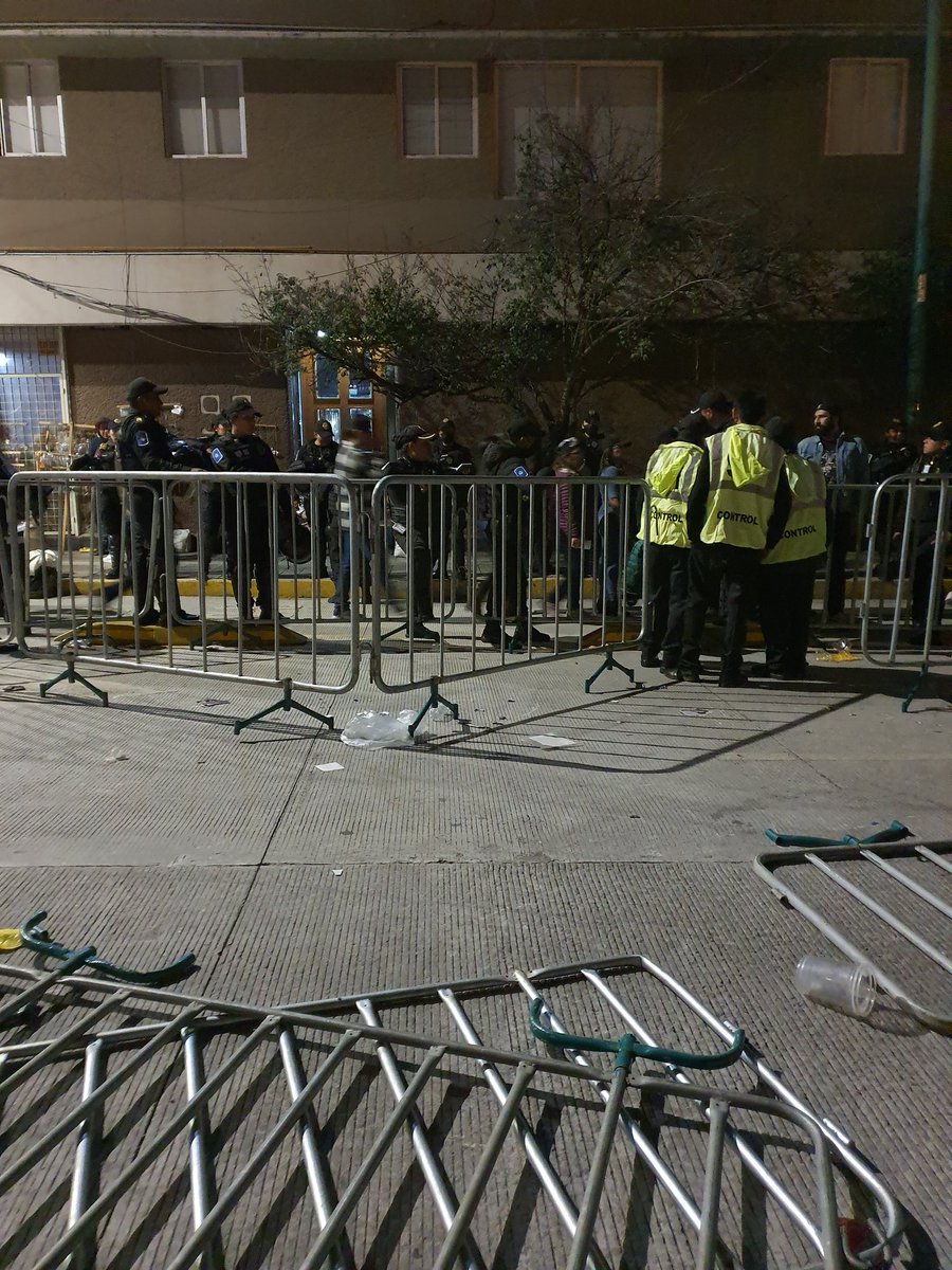 lizgromx's tweet photo. DESASTRE DE ORGANIZACIÓN para el concierto de @gunsnroses Boletos sobrevendidos, gente fuera de control en General, vallas de seguridad en el piso, empujones! @Superboletos @SuperboIetosMx EXIGIMOS REEMBOLSO, hay vidas en riesgo en #EstadioAzul @proteccioncivil @GobCDMX @Profeco https://t.co/7U07znbYAl