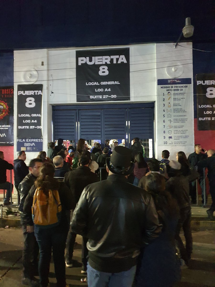 lizgromx's tweet photo. DESASTRE DE ORGANIZACIÓN para el concierto de @gunsnroses Boletos sobrevendidos, gente fuera de control en General, vallas de seguridad en el piso, empujones! @Superboletos @SuperboIetosMx EXIGIMOS REEMBOLSO, hay vidas en riesgo en #EstadioAzul @proteccioncivil @GobCDMX @Profeco https://t.co/7U07znbYAl