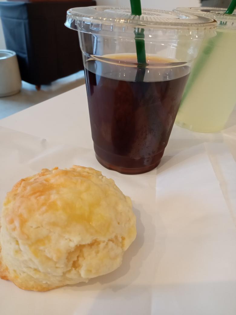 susiesuechang's tweet photo. 軽くランチ🎶
チーズスコーンと黒豆むすぱん
美味しいのだ!
#moimoumousse
#SUNNYLOT
#試着会 #原宿 https://t.co/ACF9FvY2qj
