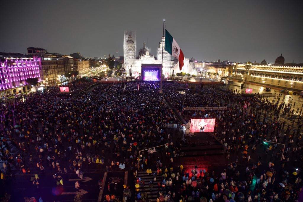 ElIndepVeracruz's tweet photo. ¡Joan Manuel Serrat se despide de #México ante miles!

Así luce el Zócalo de la Ciudad de México en el multitudinario concierto de despedida de los escenarios del aclamado compositor y cantante español Joan Manuel Serrat.
@GobCDMX
@lopezobrador_
@Claudiashein https://t.co/4Yj88Xa7G7