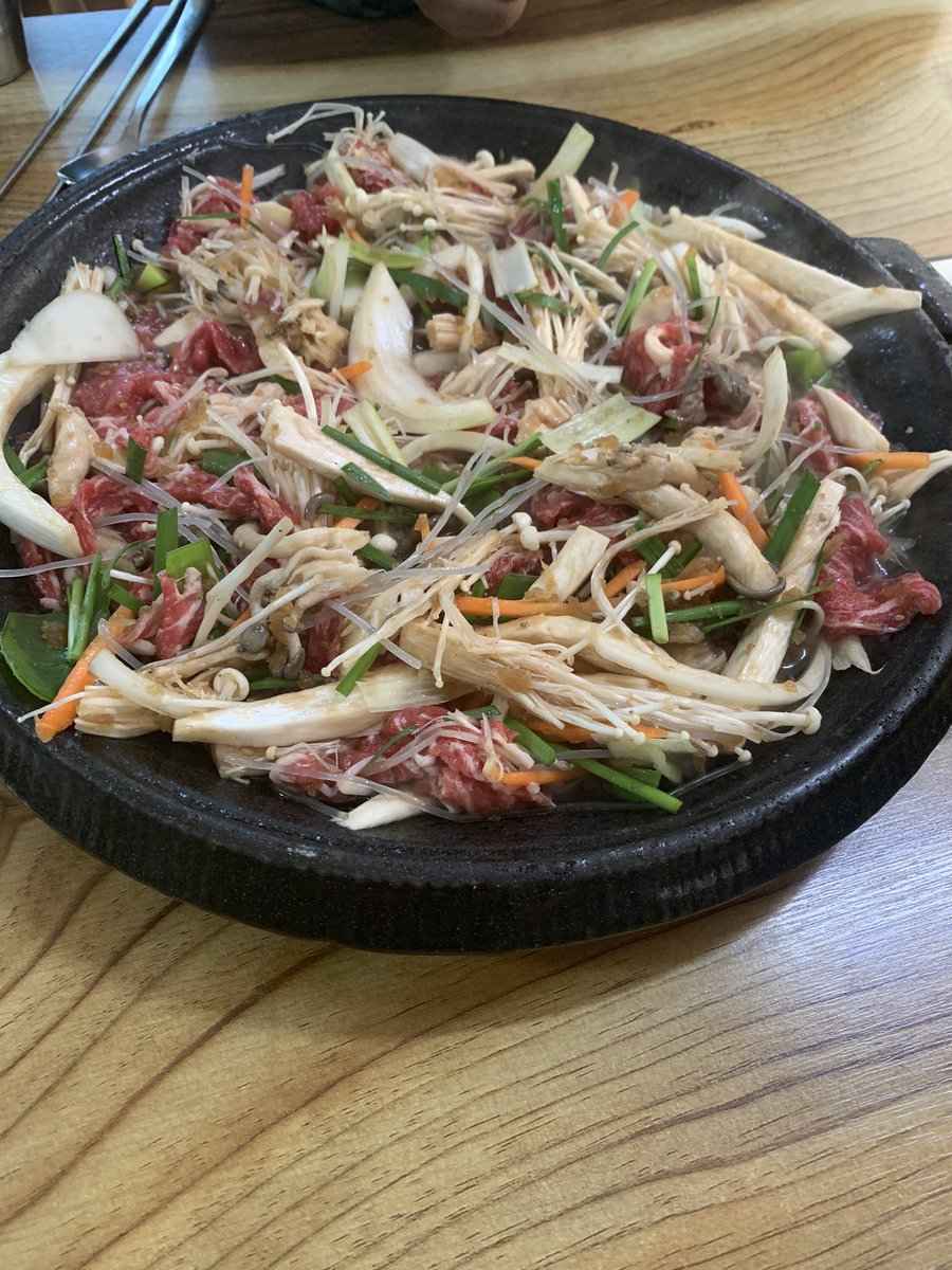 yevliii's tweet photo. Guess what?~ I had bulgogi for lunch!~ Sooo goooddd~ π₯°π Also, there is bbundaegi (pupa dish) bleh π€’ #sogood #bulgogi #marinatedbeef #yumm #Koreatrip #vacation https://t.co/PJiUbuJt8E