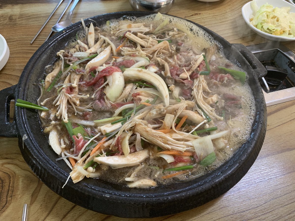 yevliii's tweet photo. Guess what?~ I had bulgogi for lunch!~ Sooo goooddd~ π₯°π Also, there is bbundaegi (pupa dish) bleh π€’ #sogood #bulgogi #marinatedbeef #yumm #Koreatrip #vacation https://t.co/PJiUbuJt8E