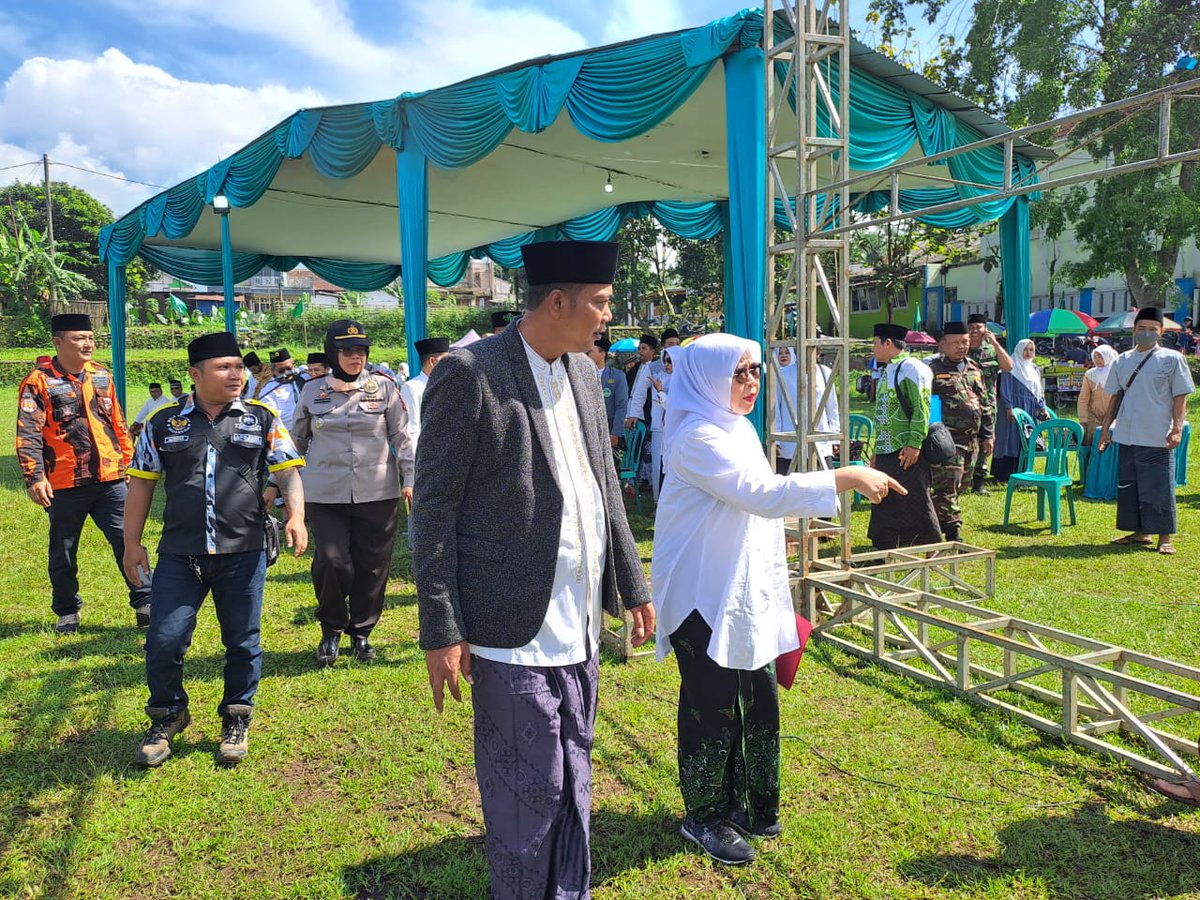 #PKB #HariSantriNasional2022 #PanglimaSantriUntukNegeri #GusMuhaimin Hari santri di kecamatan Baturraden. <a href="/cakimiNOW/">A Muhaimin Iskandar</a> <a href="/DPP_PKB/">DPP PKB</a> <a href="/FraksiPKB/">Fraksi PKB DPR RI</a> <a href="/CucunA44/">cucun syamsurijal</a> <a href="/EmHasanuddin/">M Hasanuddin Wahid</a> <a href="/hanifdhakiri/">MHD</a>
