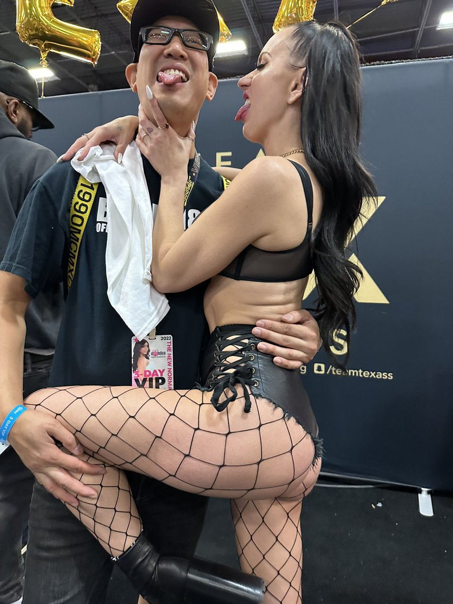 its_that_1_guy's tweet photo. Reunited with @OMGitsLexi at Day 1 of @EXXXOTICA NJ after like 3 years! It was awesome seeing her again &amp; catching up! #exxxotica #exxxoticaNJ https://t.co/5LEUPUCWeG