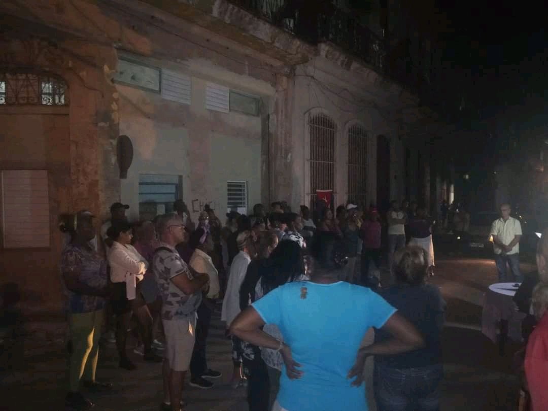 ¡Verdadero #PoderPopular en #Cuba! En plena calle del barrio de Colón, vecinos se reúnen para nominar a sus candidatos a Delegados. #CDRCuba #SoyCederista #SomosDelBarrio