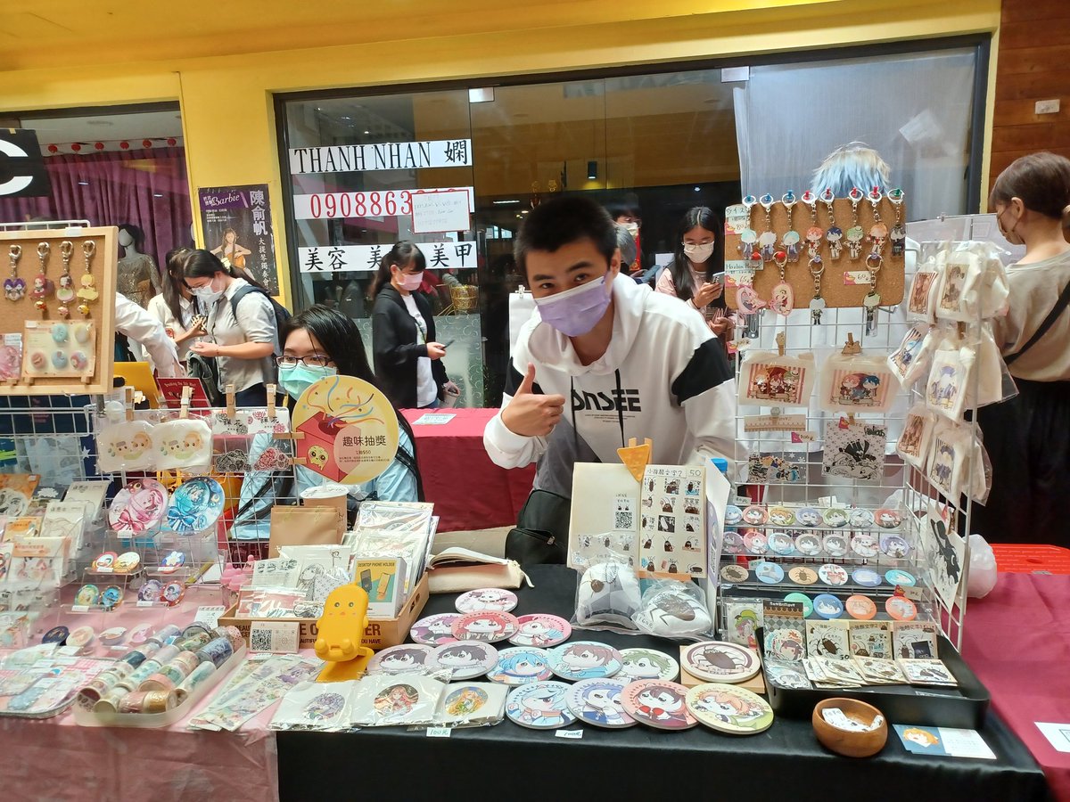 sraink0325's tweet image. 感謝老弟友誼支援扛杯墊
現場有新世界狂歡的二創杯墊胸章，也有原創的小強系列新品吊飾~

CWT-H01《新竹場》
—
活動地點│新竹市東區林森路32號一樓
活動時間│10月22日
活動攤位│雯青不文青週六C20
—
#CWTH #場次宣傳 #新竹場 #CWT #場次 #同人展  #創作 #小強顏文字 #二創周邊  #新世界狂歡 #托帕