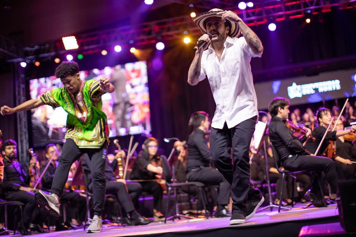 UninorteCO's tweet photo. #ModoCátedra | Si tuviéramos que elegir una palabra para nuestro concierto sería: ¡majestuoso! 🤩

Cada segundo fue una mezcla de emociones llenas de sonidos clásicos de Finlandia, música de nuestro Caribe colombiano junto con los bailes típicos que tanto nos mueven el alma. 🎶 https://t.co/0X7GWmCIBf