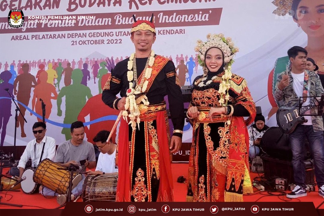 KPU_JATIM's tweet photo. Hai #TemanPemilih, Kontingen KPU Provinsi Jawa Timur sukses menyabet juara 1 Pilihan Penonton dalam Lenggang Budaya Nusantara yang diselenggarakan oleh KPU Republik Indonesia di Kendari Sulawesi Tenggara, pada 21 Oktober 2022. https://t.co/WisU6lCSwU