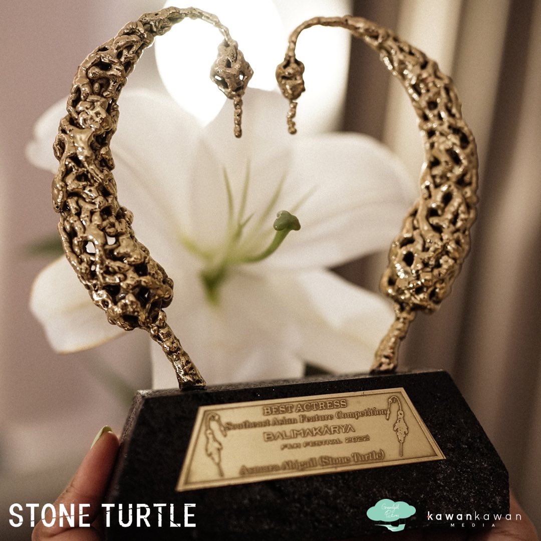 KawanKawanMedia's tweet photo. Selamat kepada @AsmaraAbigail yang baru saja memenangkan Best Actress for Southeast Asian Feature di BaliMakarya Film Festival dalam perannya sebagai Zahara di Stone Turtle!
#StoneTurtle #AsmaraAbigail #WooMingJin #GreenlightPictures #KawanKawanMedia https://t.co/SjELU0C5Wg