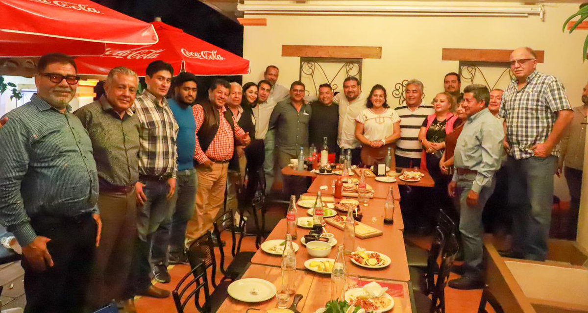 _AvilesAlvarez's tweet photo. Cerramos el día desde la #TierraDelSol Huajuapan de León, echándonos unos ricos, ricos tacos con el amigo #Luis en el #Paisa… https://t.co/LHo5g7AmMi