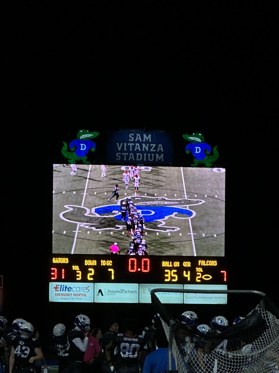 rivasbio's tweet photo. That’s how we do a Homecoming Game! #GatorPride @DickinsonFB @dickinsonstuco @23DHSSECTION https://t.co/Glb6i639Rk