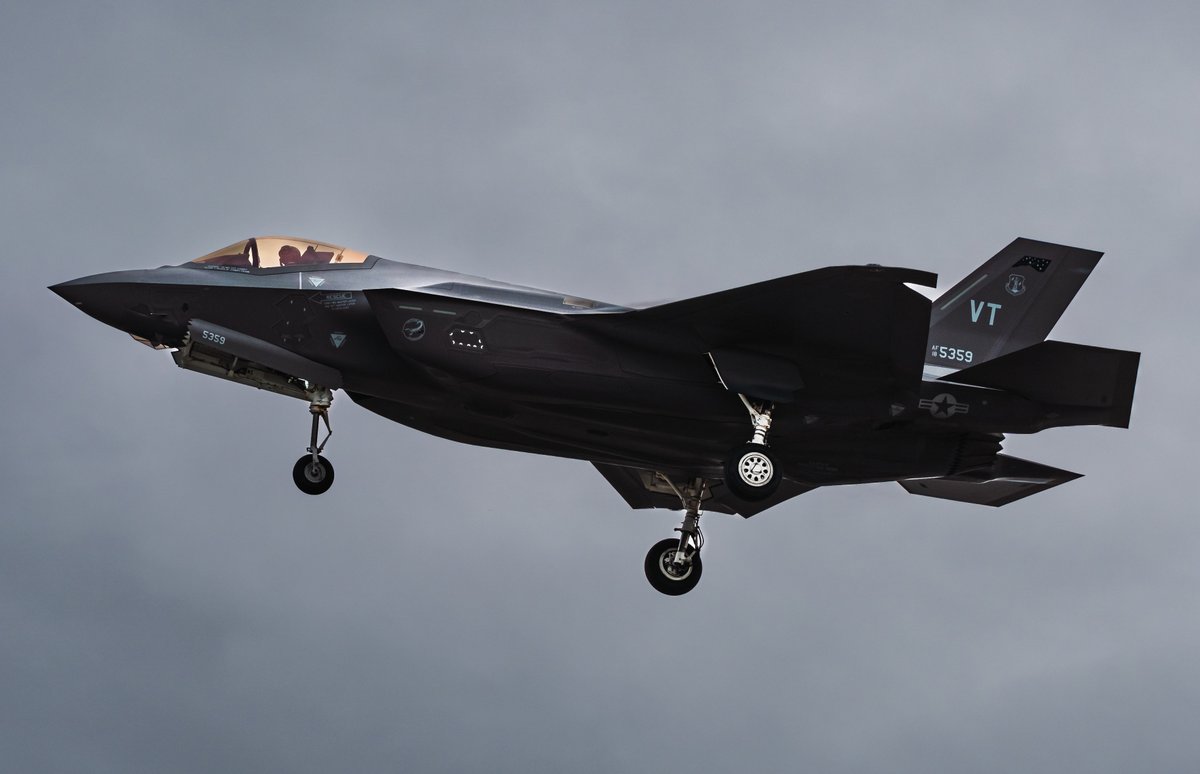 F35A arriving in Toronto after the airshow. @aerovincenzo got to catch this during his short stop in Toronto.

#aviation #avgeek #usairforce #airplane #plane #military #militaryaviation #f35 #f35a #f35alightning #fighterjet #fighterpilot