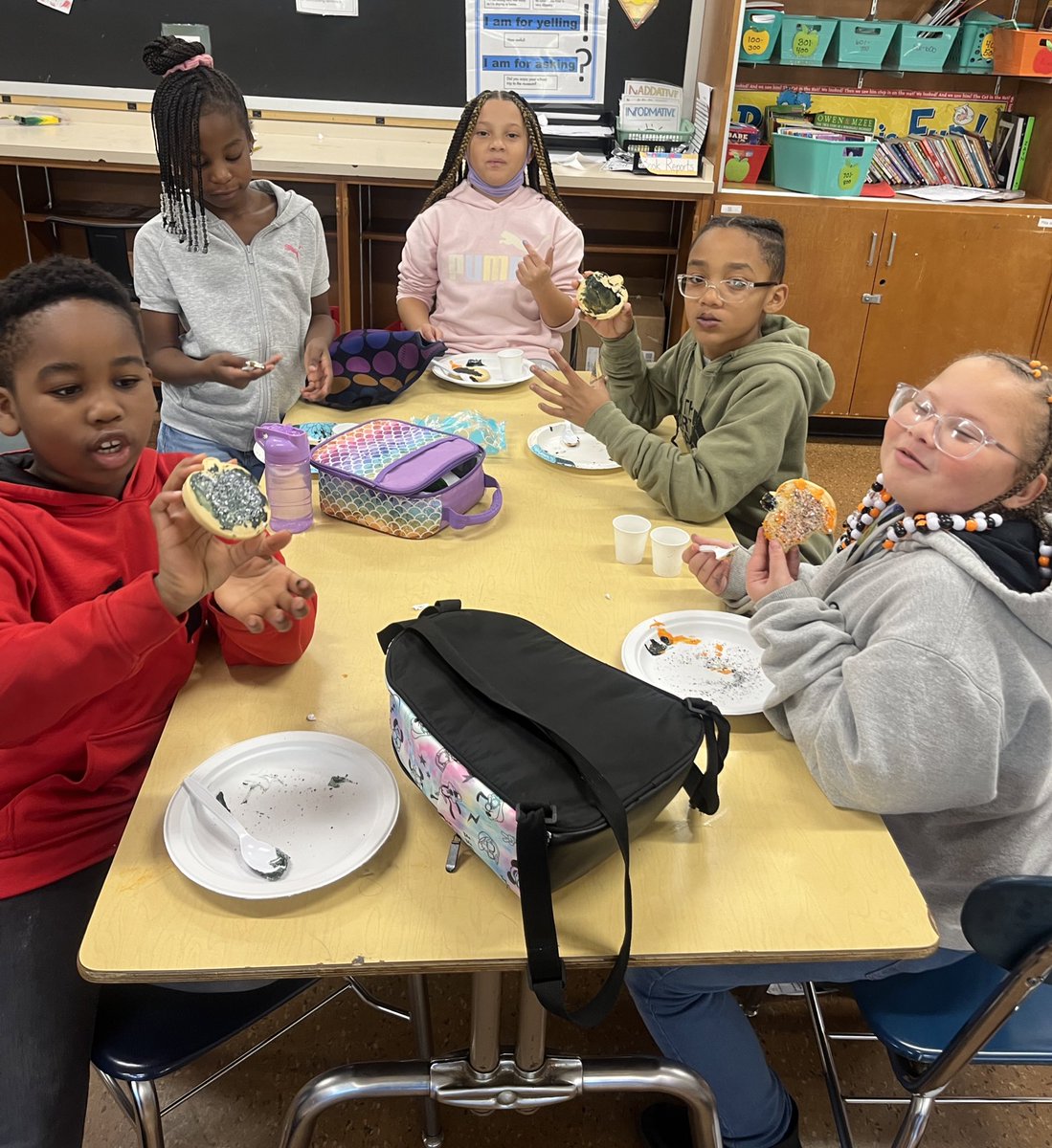 I decorated cookies with my fun Friday kiddos ❤️ We also decided to start a Kindness Krew at recess 👀 👀 #KindnessMatters #kindkrew #funfriday @PPSnews @8Pittsburgh