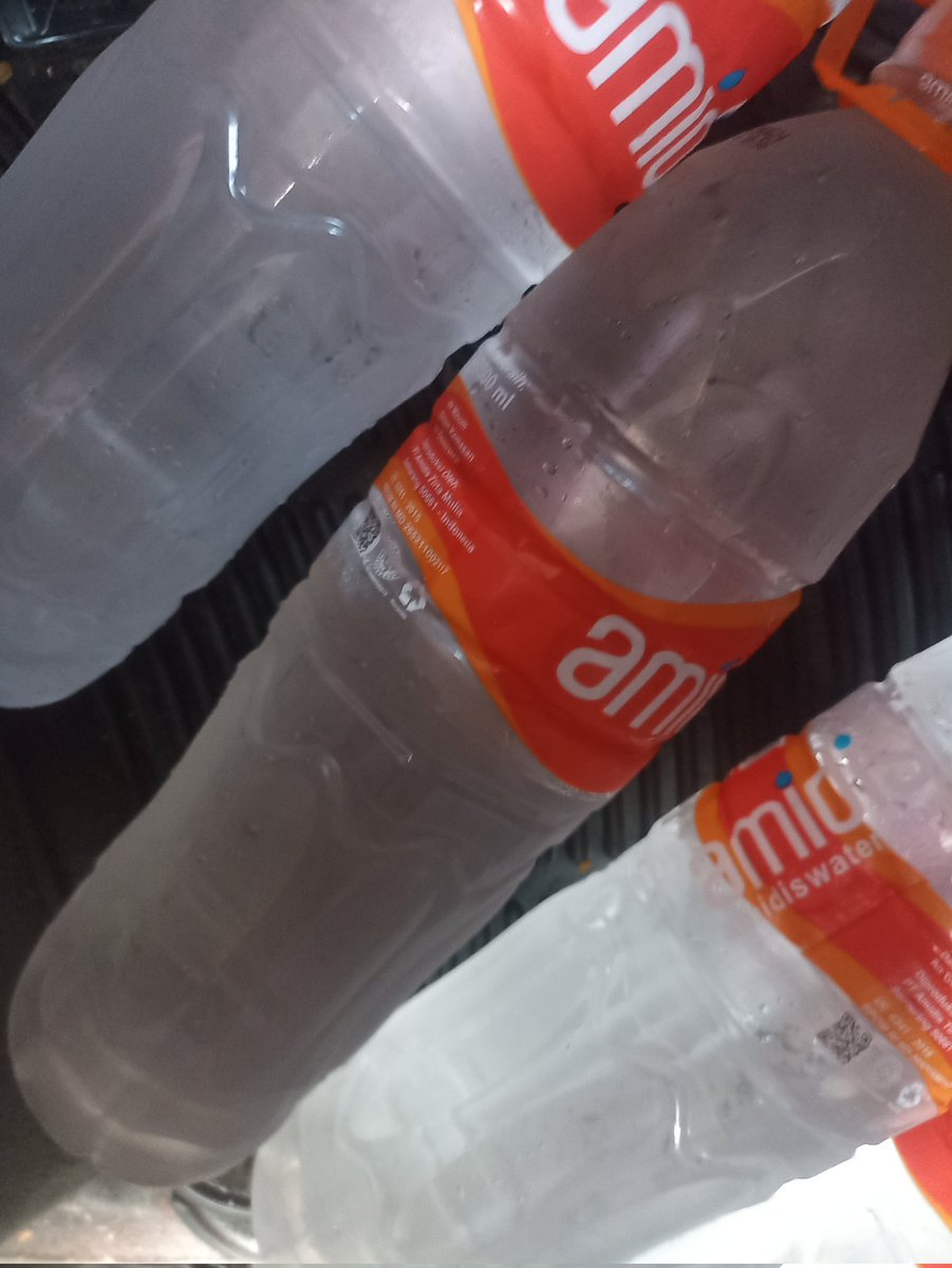 Outstandjing's tweet photo. Bekal roadtrip: bisa diminum, tapi juga bisa utk air radiator, air accu, air wiper dan juga air utk mesin Espresso 

Tanpa mineral, tanpa kerak 👍 https://t.co/tRBSCbXcnc