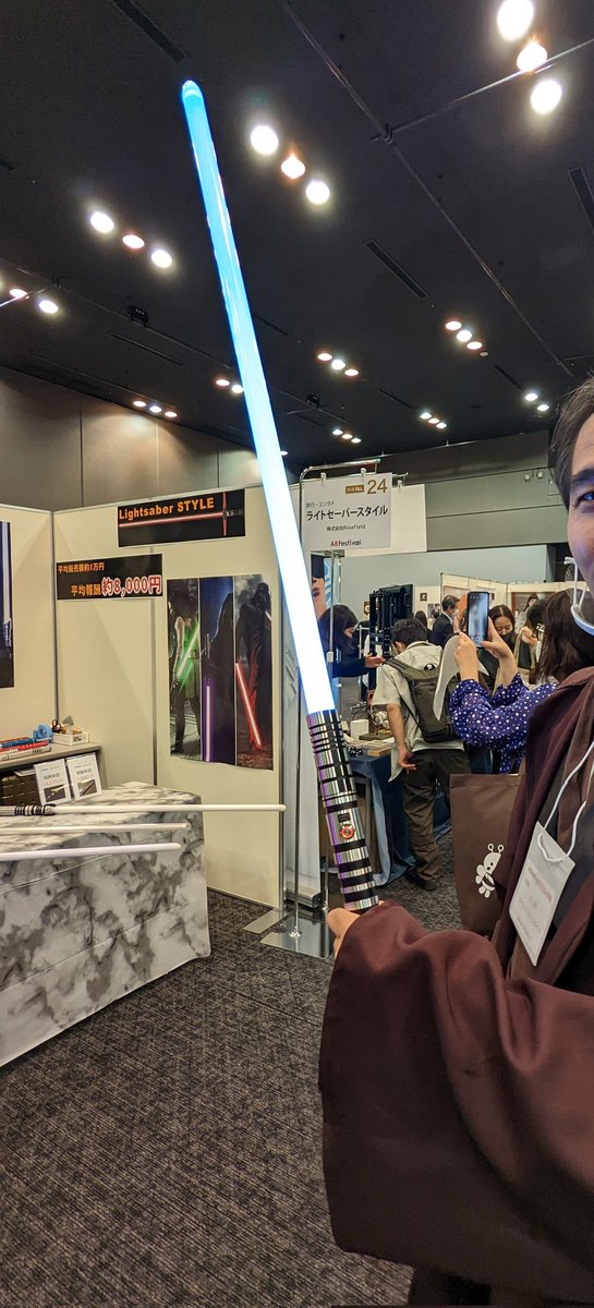 pcefancom's tweet photo. A8フェスで見かけた面白い製品。
ライトセーバー。
東京オリンピックのデモでも使われた。
小道具としても使えるレベル。
色も変わるし、音も出る。
価格も本格的で7万円から。 https://t.co/1svD83K7eX